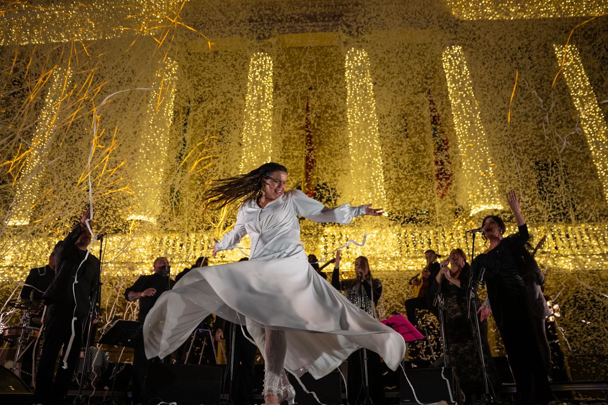 La bailaora gaditana, ante la fachada iluminada del Ayuntamiento.