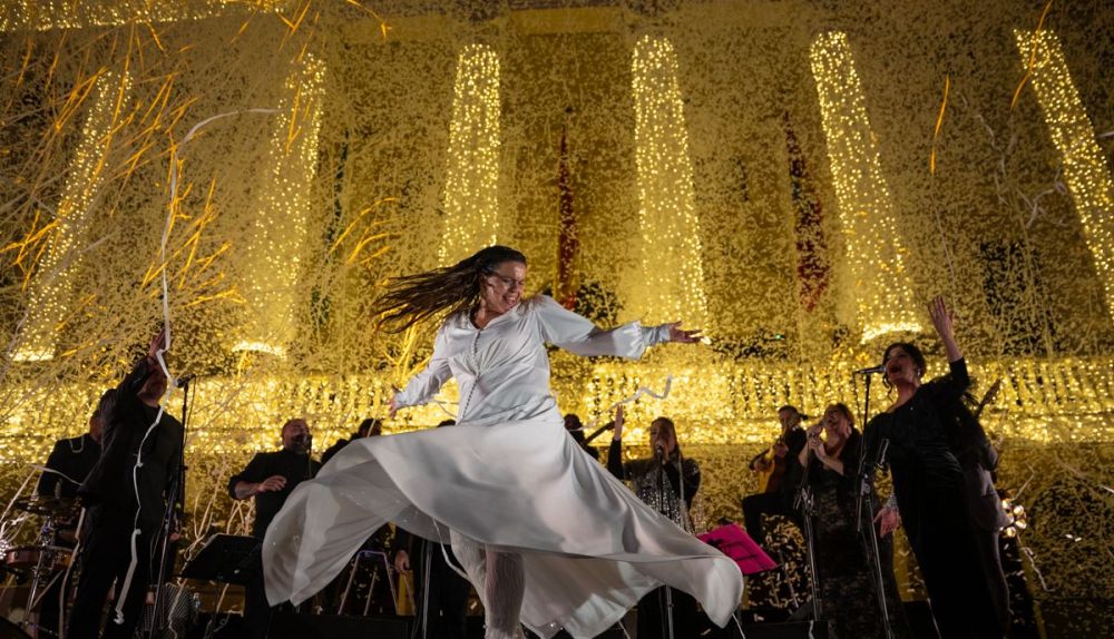 La bailaora gaditana, ante la fachada iluminada del Ayuntamiento.