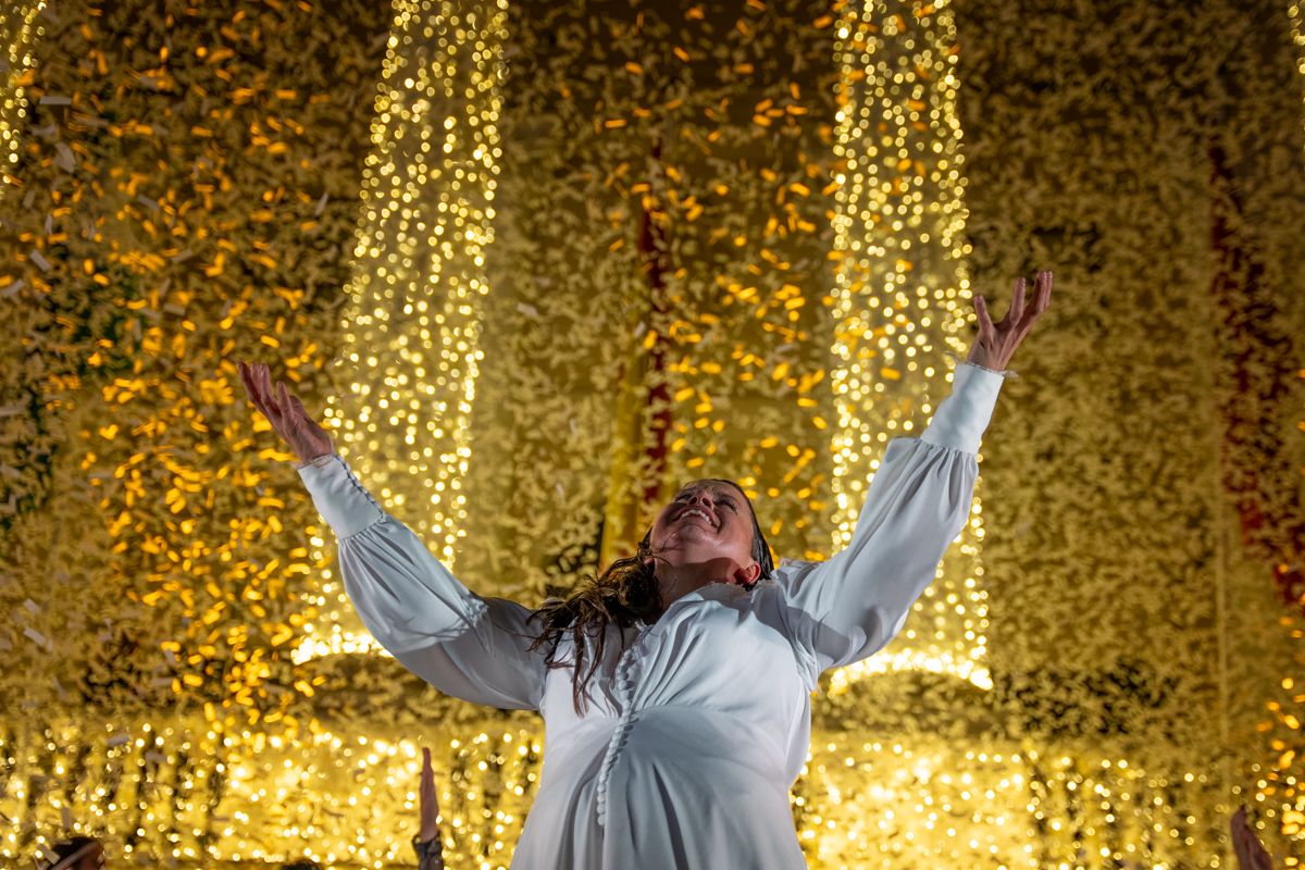La bailaora gaditana, ante la fachada iluminada del Ayuntamiento.