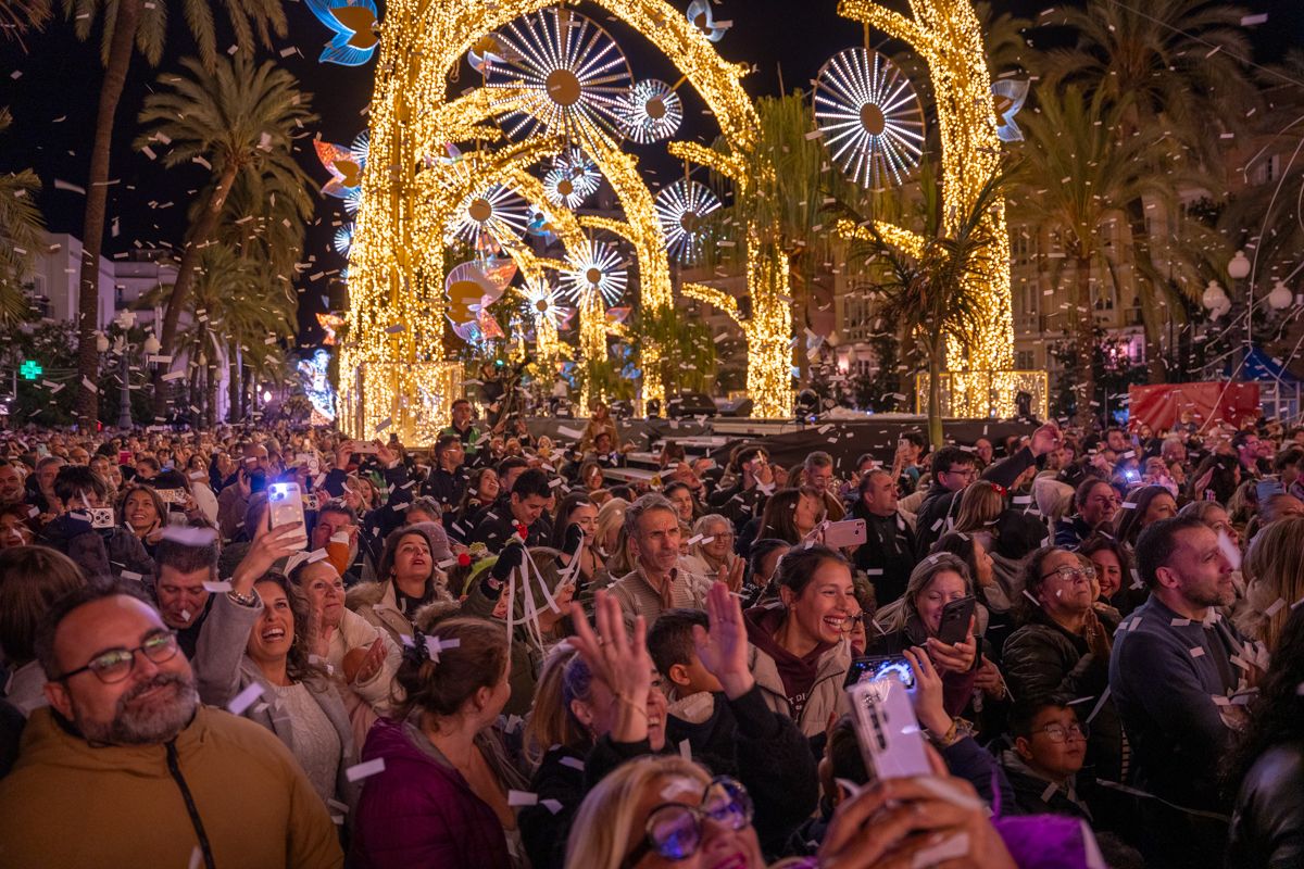 Miles de personas llenaron la plaza de San Juan de Dios.