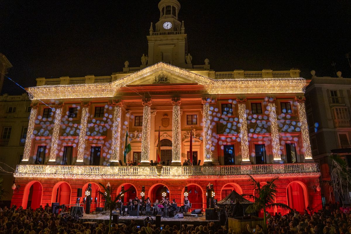 Juegos de luces sobre la fachada municipal.