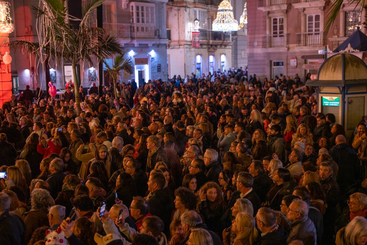 El público se concentró desde momentos antes de las 19 horas.