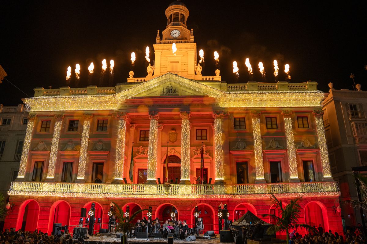 Papelillos, fuegos artificiales y pompas sobrevolaron la plaza.