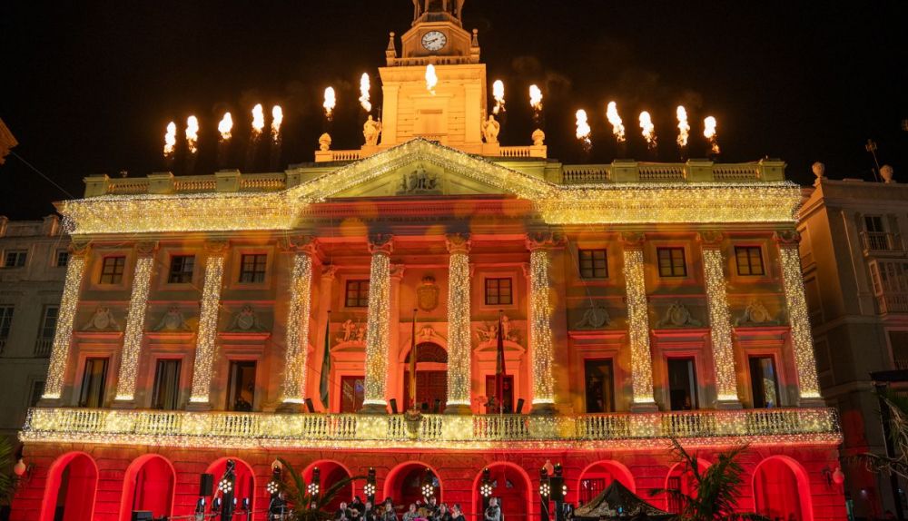 Papelillos, fuegos artificiales y pompas sobrevolaron la plaza.