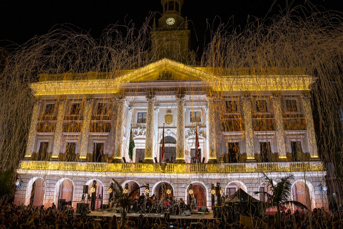 Papelillos, fuegos artificiales y pompas sobrevolaron la plaza.
