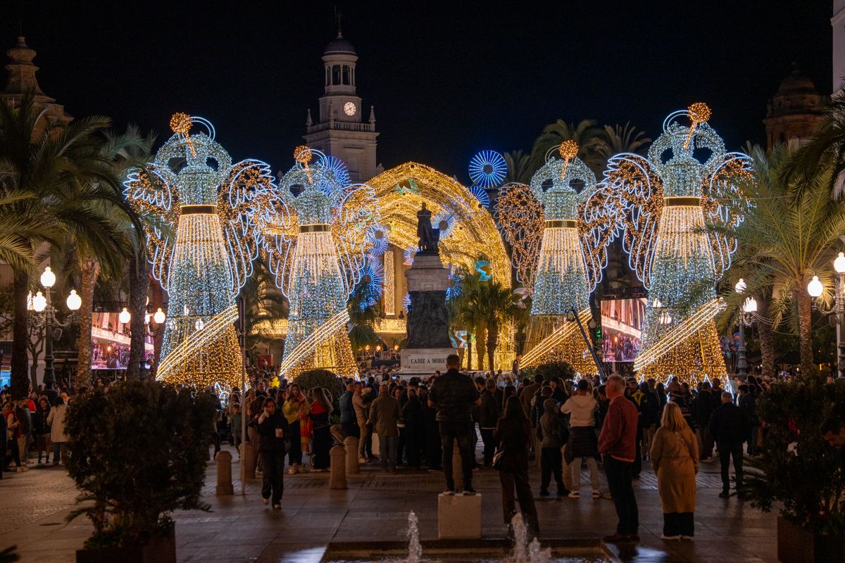 Aspecto del alumbrado de Navidad en Cádiz en 2025.