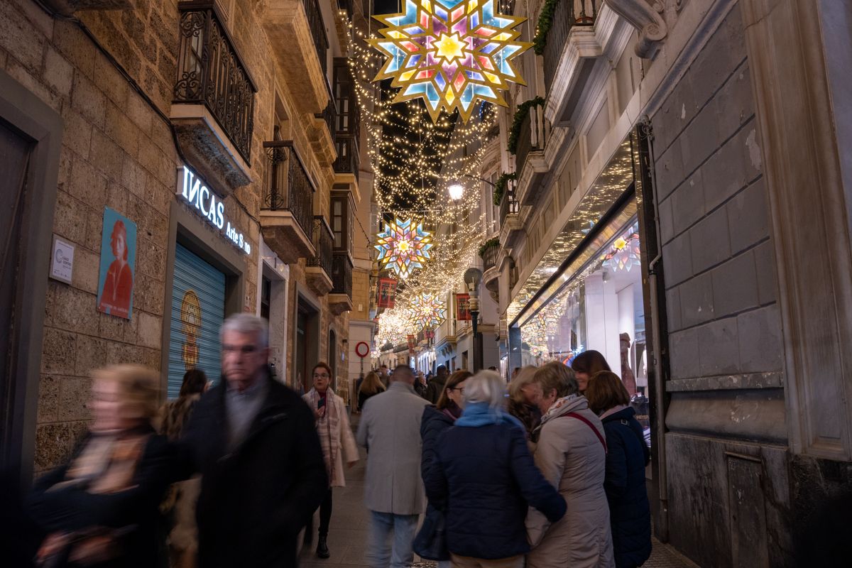 Iluminación y exornos en las calles comerciales del casco antiguo.