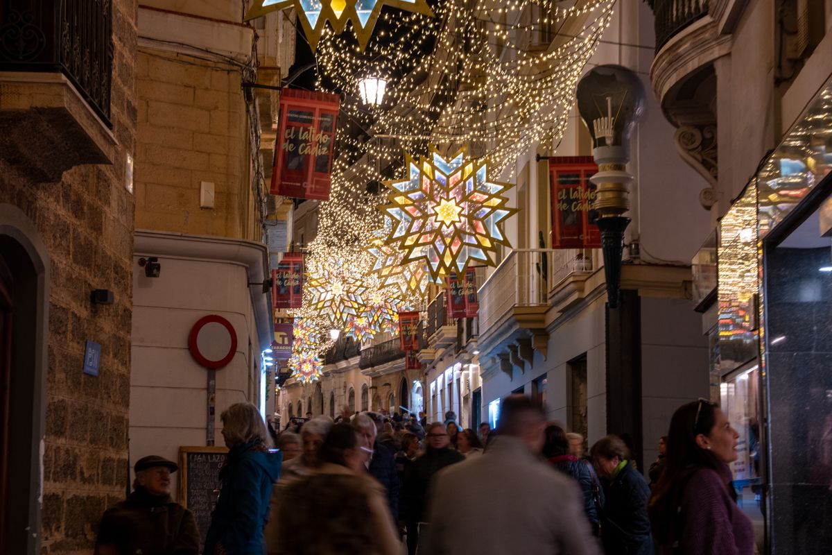 Iluminación y exornos en las calles comerciales del casco antiguo.