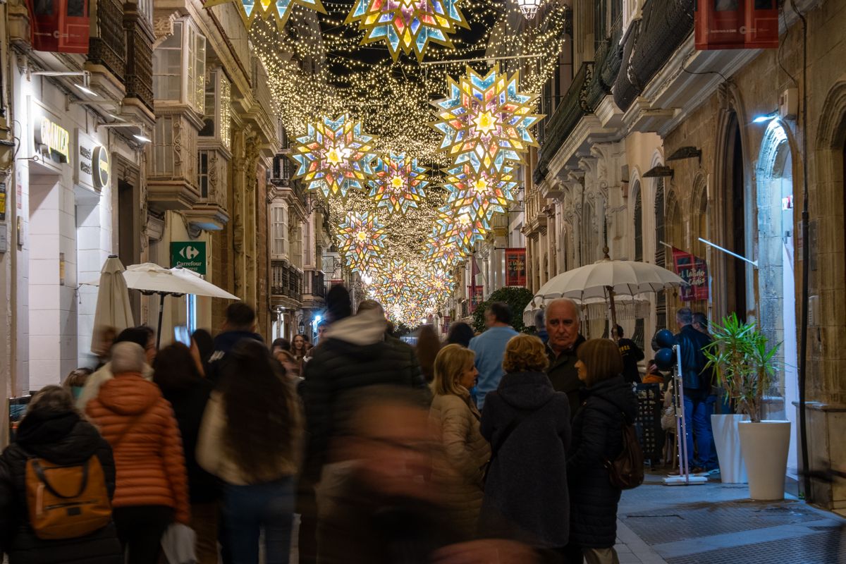 Iluminación y exornos en las calles comerciales del casco antiguo.