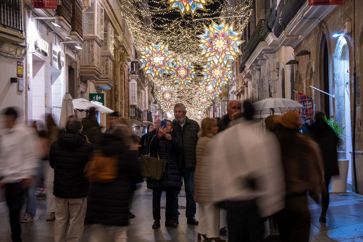 Iluminación y exornos en las calles comerciales del casco antiguo.