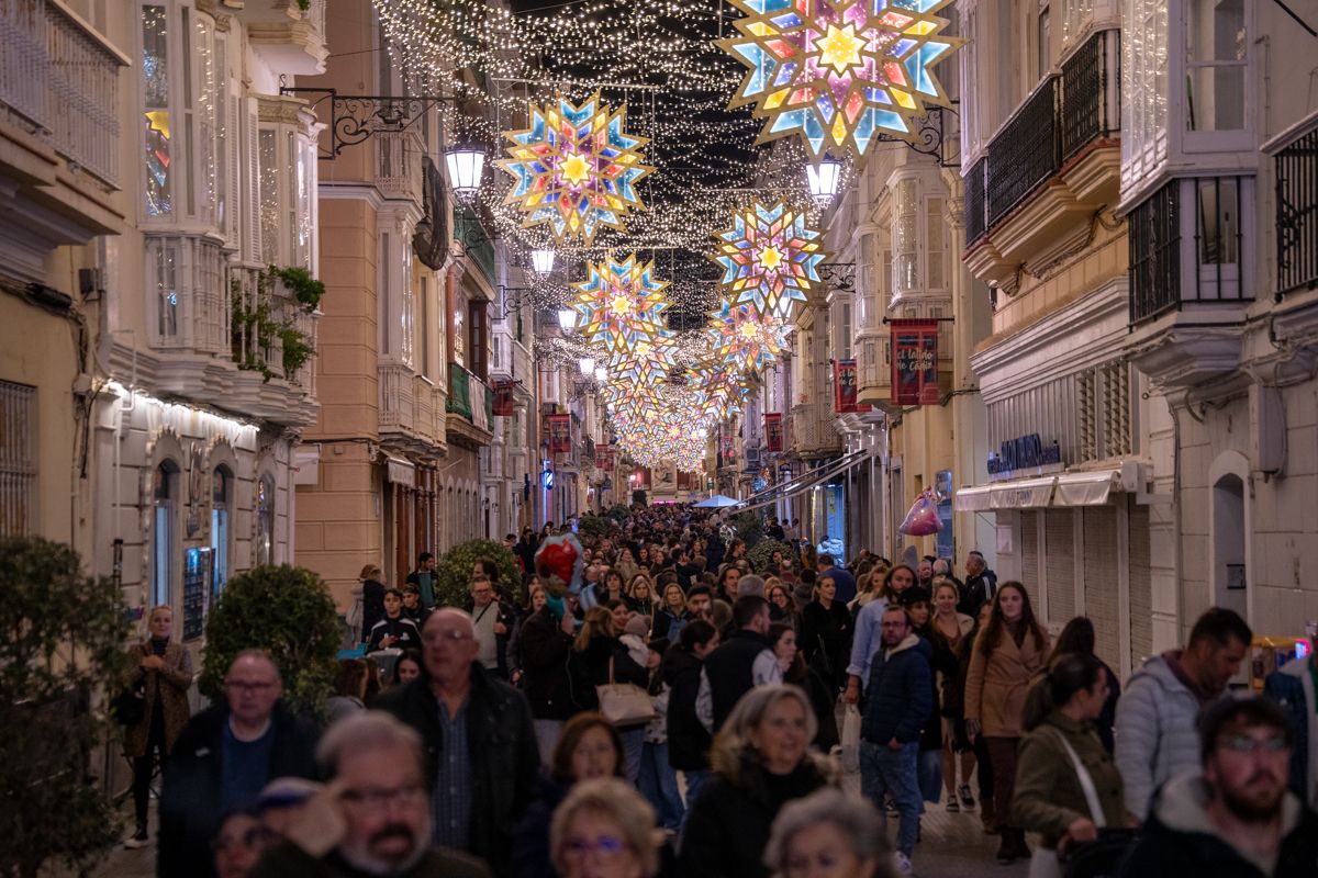 Iluminación y exornos en las calles comerciales del casco antiguo.