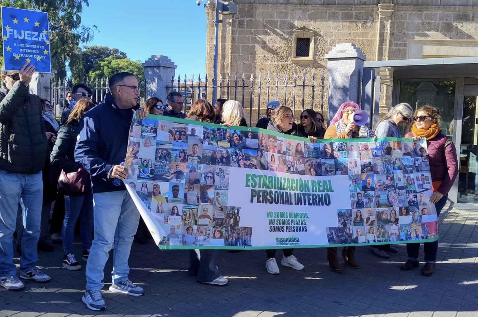 Manifestación de la Asamblea de Docentes Interinas y Aspirantes de Andalucía a las puertas del Parlamento andaluz.