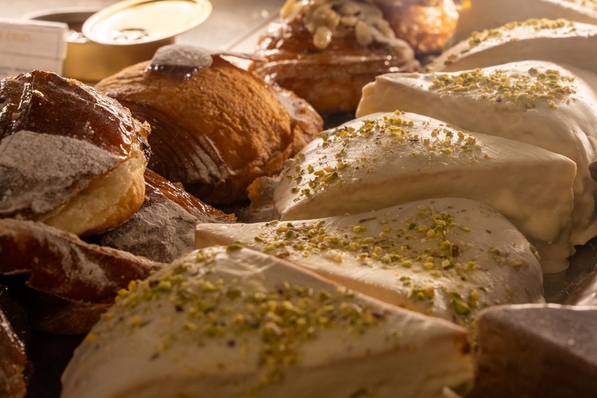 Pasteles en la vitrina de Domi Vélez en Cádiz.