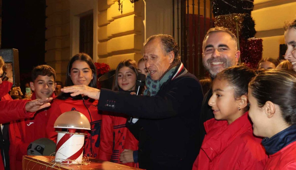 Miembros del Club Atletismo Chapín, junto al alcalde José María Román.