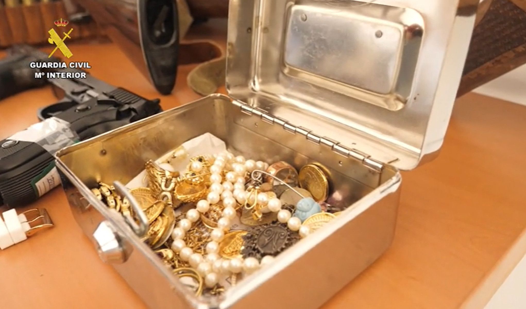 Joyas y otras pertenencias robadas por la banda criminal.