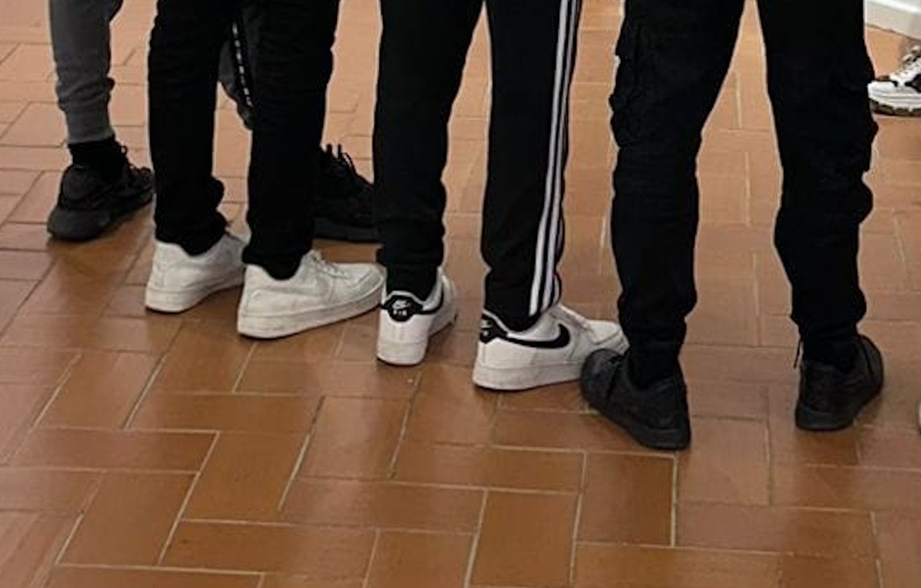 Pies de adolescentes. Pies de adolescentes.