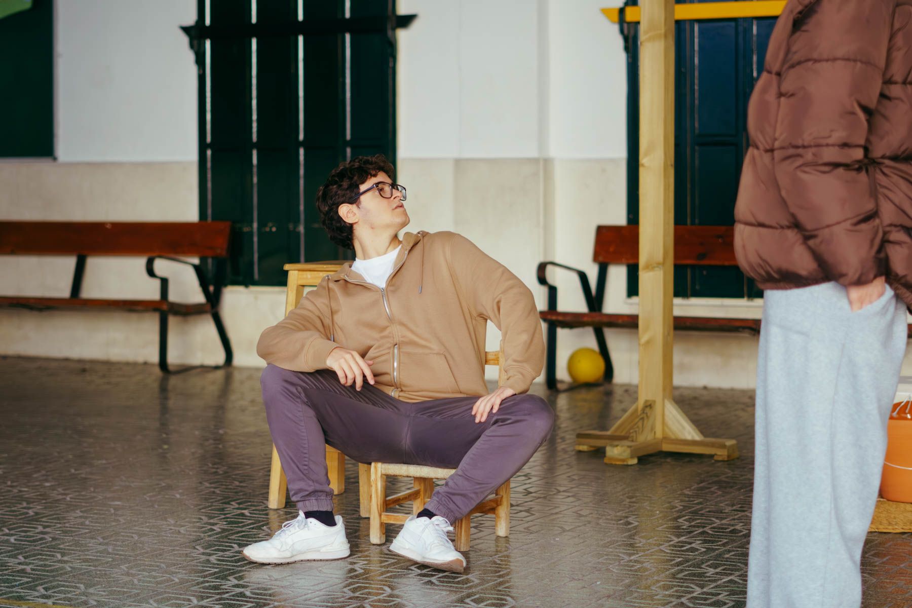 Un actor de 'Entre Candela y Compás', preparando la obra teatral.