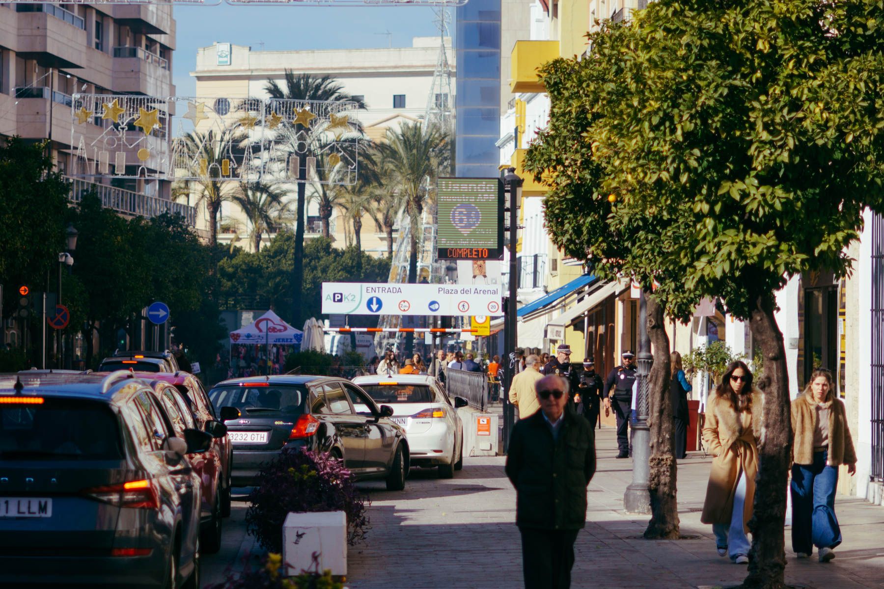 El parking de la plaza del Arenal de Jerez, completo y con colas para entrar este sábado 29 de noviembre.