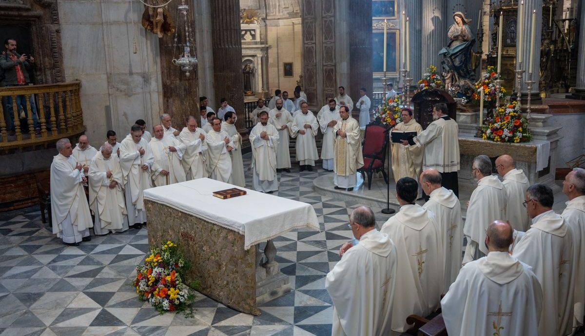 Administrador episcopal ha presidido su primera misa en la Catedral de Cadiz   Monseñor Ramón Valdivia 12