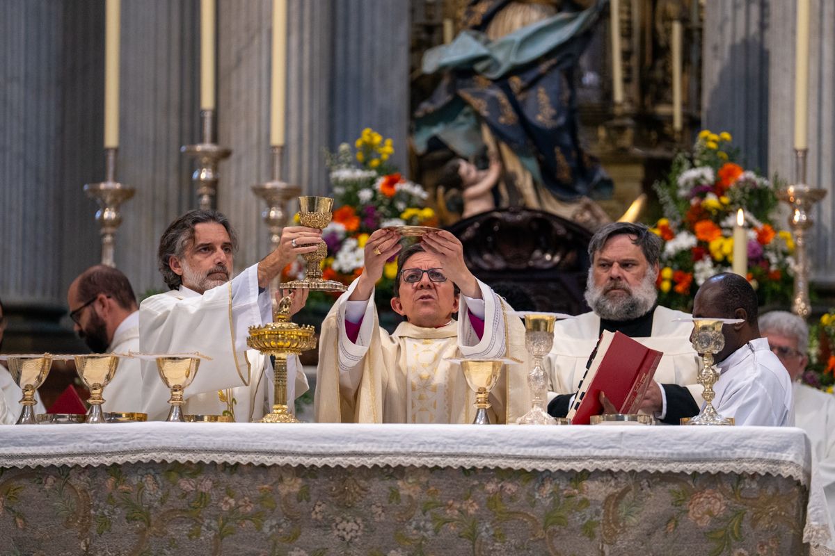 Monseñor Ramón Valdivia, durante la consagración del Cuerpo de Cristo en su primera misa en la Catedral de Cadiz.   