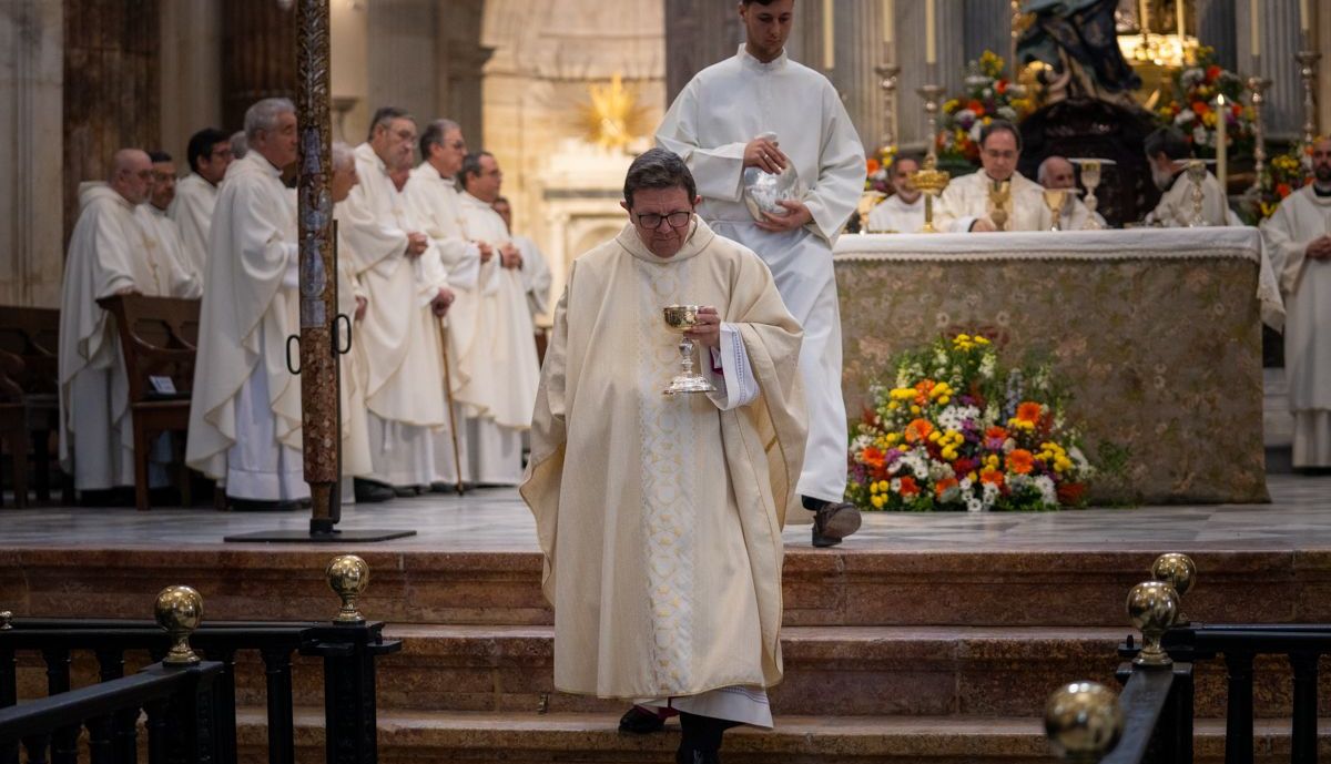 Administrador episcopal ha presidido su primera misa en la Catedral de Cadiz   Monseñor Ramón Valdivia 35