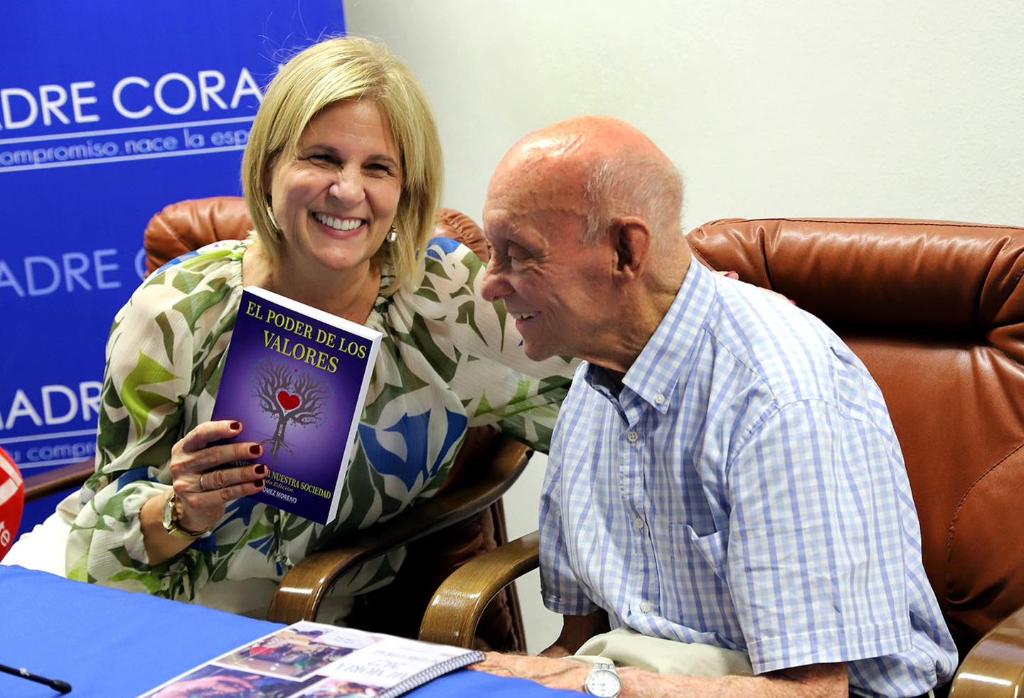 La alcaldesa de Jerez, María José García Pelayo, junto a Antonio Gómez, fundador de Madre Coraje.