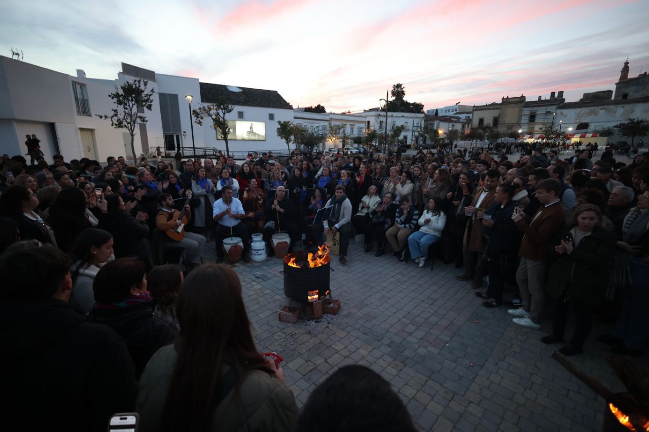 Una Zambomba en la plaza Belén de Jerez. Una Zambomba en la plaza Belén de Jerez.