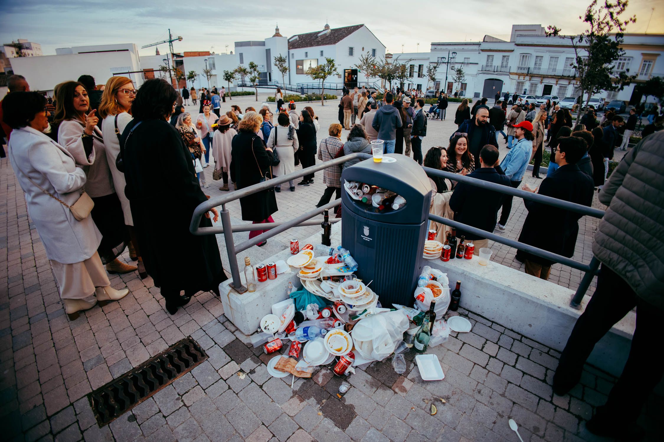 Basura acumulada junto a una papelera en la plaza Belén de Jerez, durante una Zambomba.