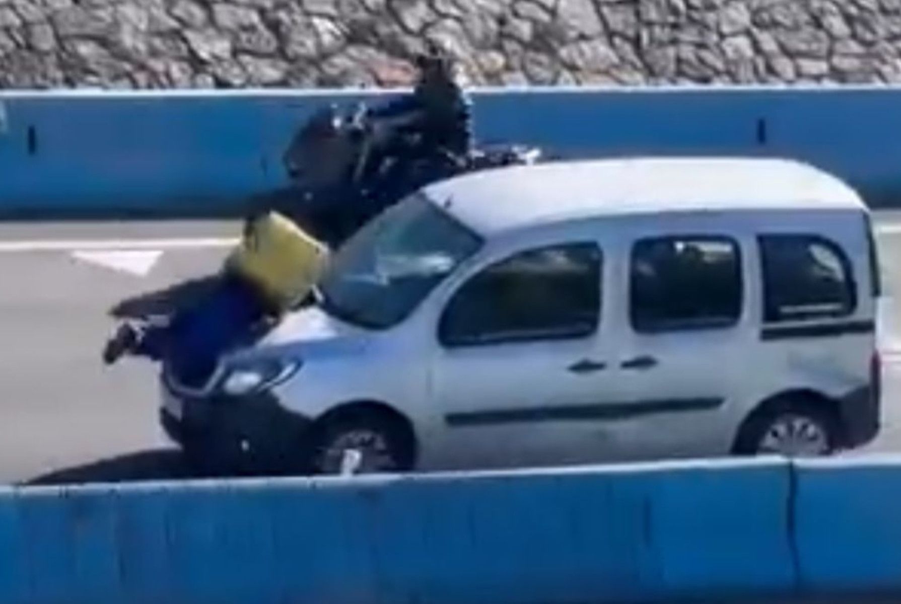 Momento del atropello a un repartidor de Glovo en Algeciras.