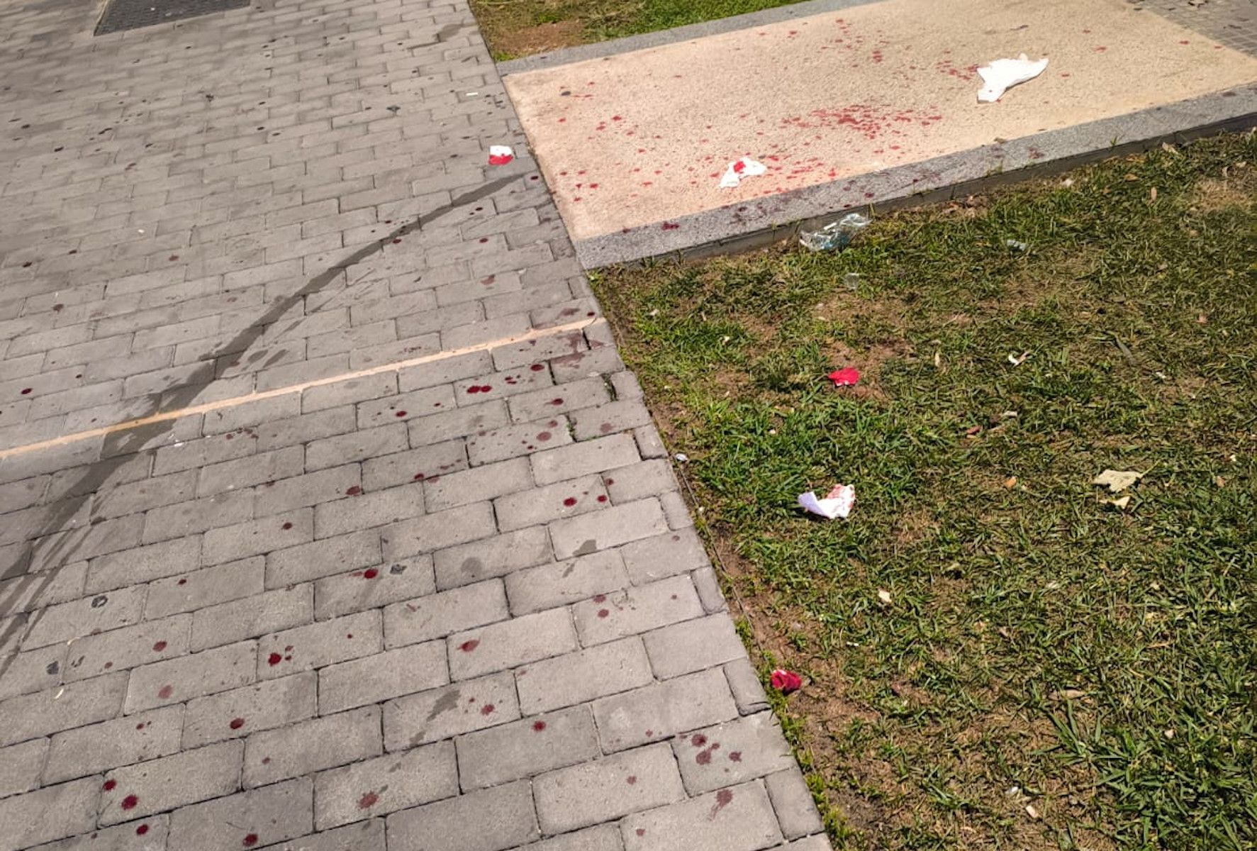 Suelo lleno de sangre tras la reyerta en El Puerto.