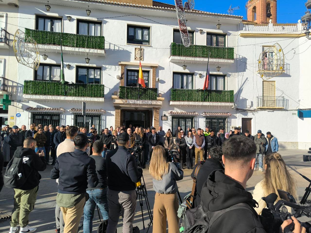 Minuto de silencio por la familia Rabah en Torrox, Málaga. Minuto de silencio por la familia Rabah en Torrox, Málaga.