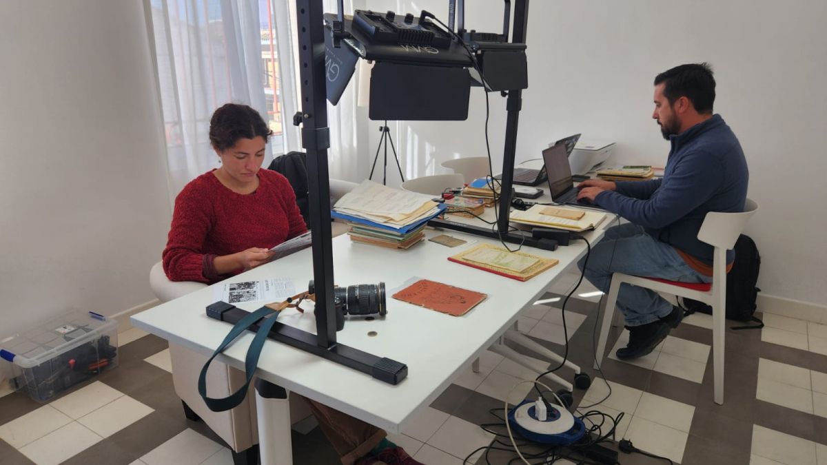 Ateneístas de El Cuervo digitalizando, en Villafranca de Córdoba, parte de la obra de Cristóbal Vega Álvarez.