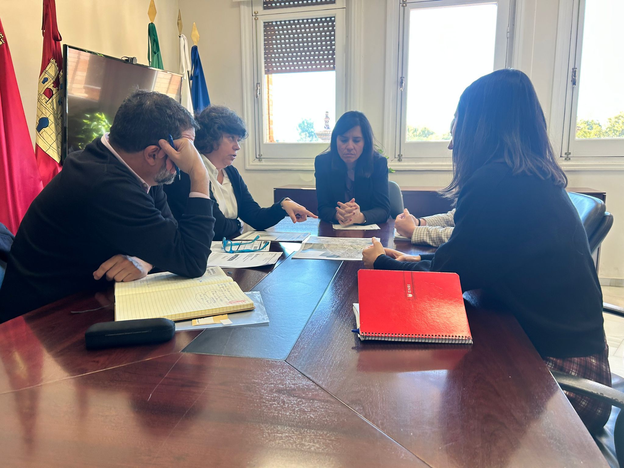 La alcaldesa, con responsables de la Confederación Hidrográfica.