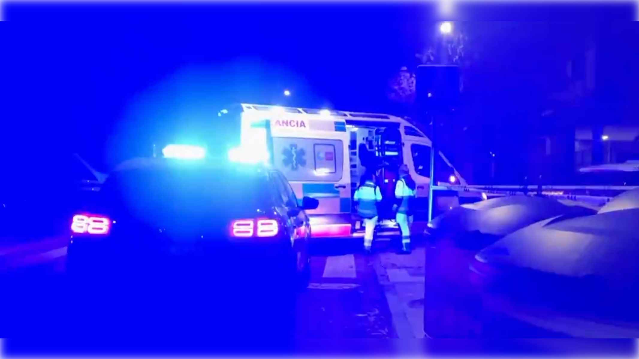 Equipos de emergencia en las proximidades del edificio donde tuvieron lugar los hechos.