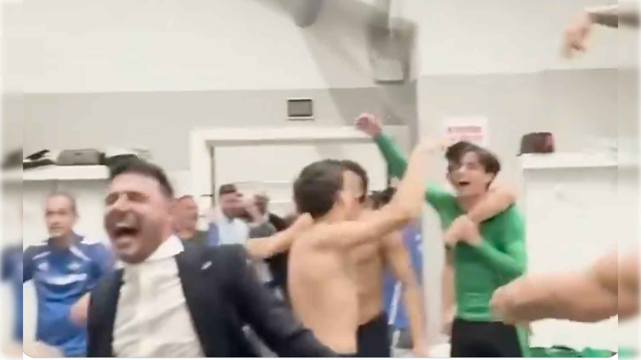 Locura en el vestuario del Betis tras el triunfo ante el Sevilla en Nervión. Locura en el vestuario del Betis tras el triunfo ante el Sevilla en Nervión.