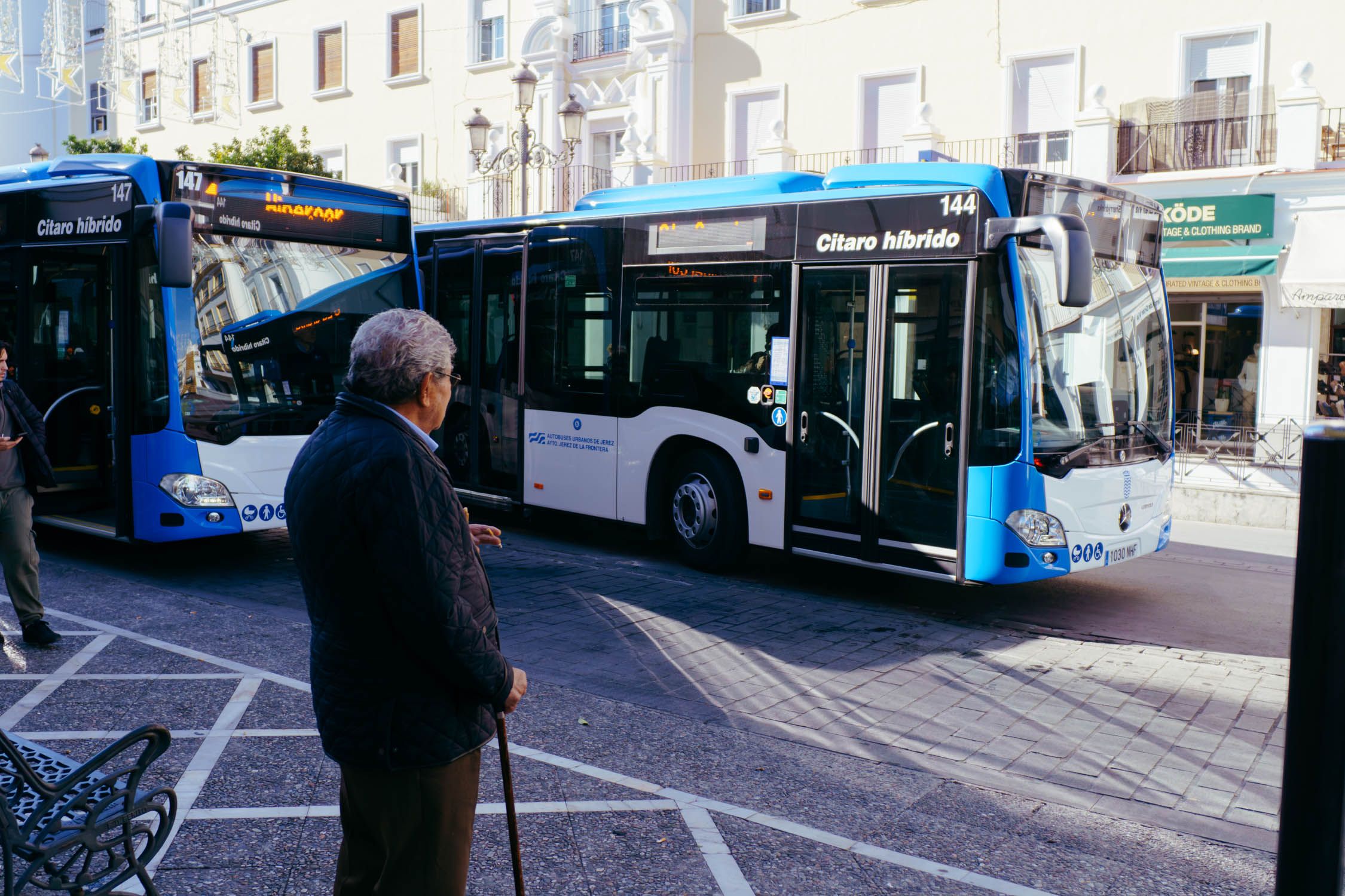 Uno de los autobuses nuevos, en el centro de Jerez. Uno de los autobuses nuevos, en el centro de Jerez.