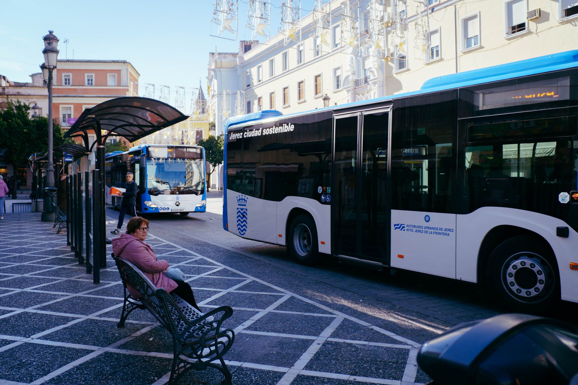 Viajeros esperando para montarse en uno de los nuevos autobuses urbanos de Jerez.