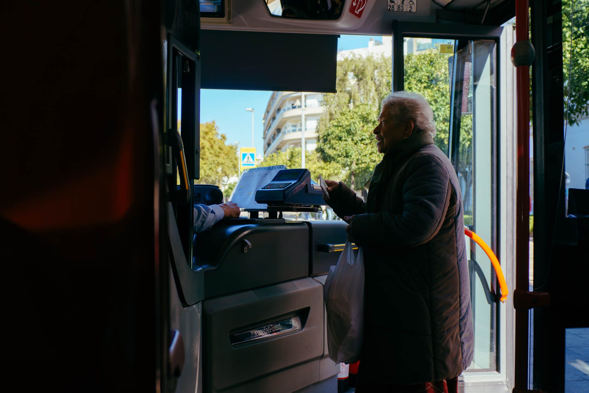 La normalidad de volver a pagar en los autobuses: una señora toma la línea 10 Esteve-Hospital-Rotonda y paga con tarjeta.