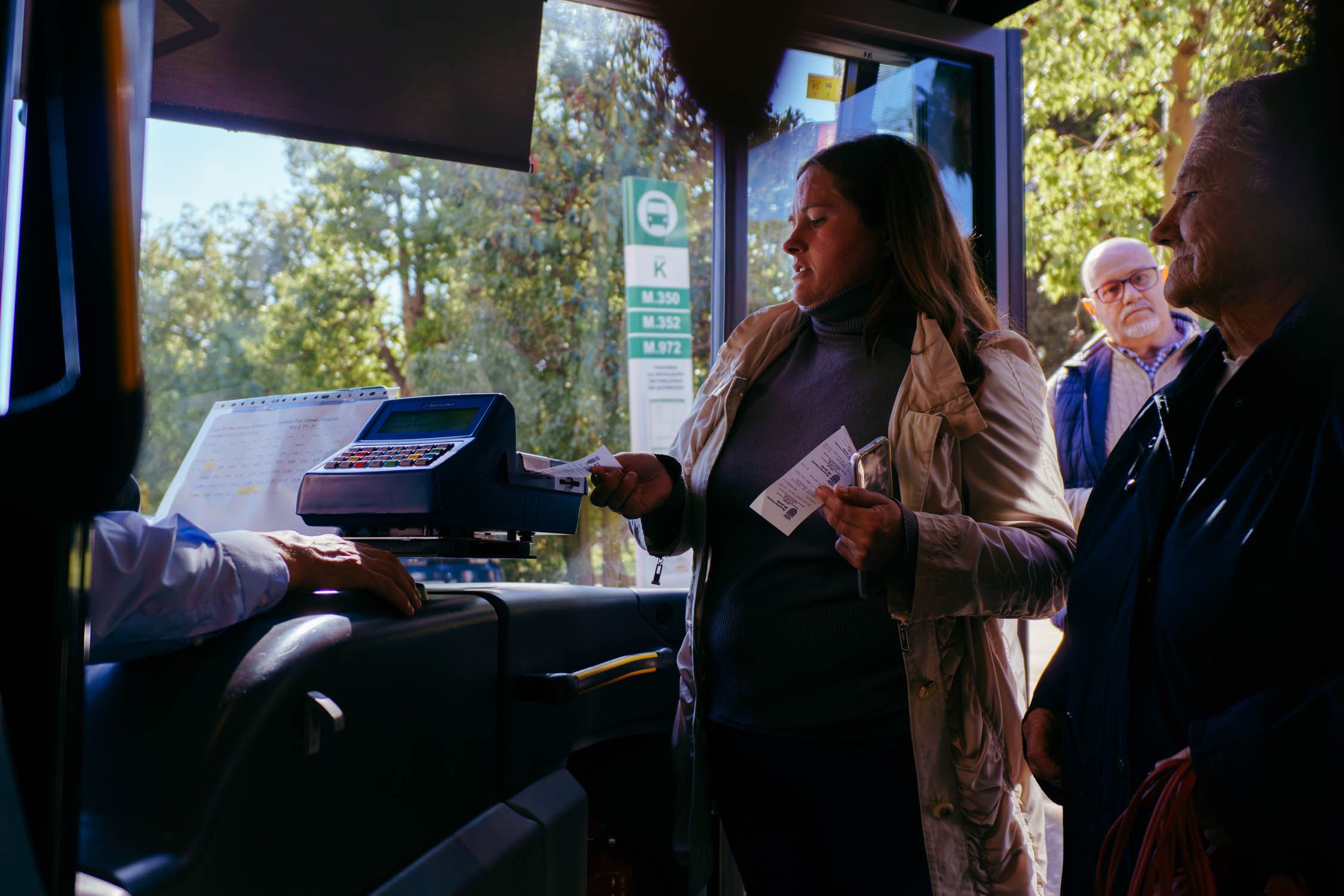 Usuarios de autobús urbano en Jerez, esta Navidad.