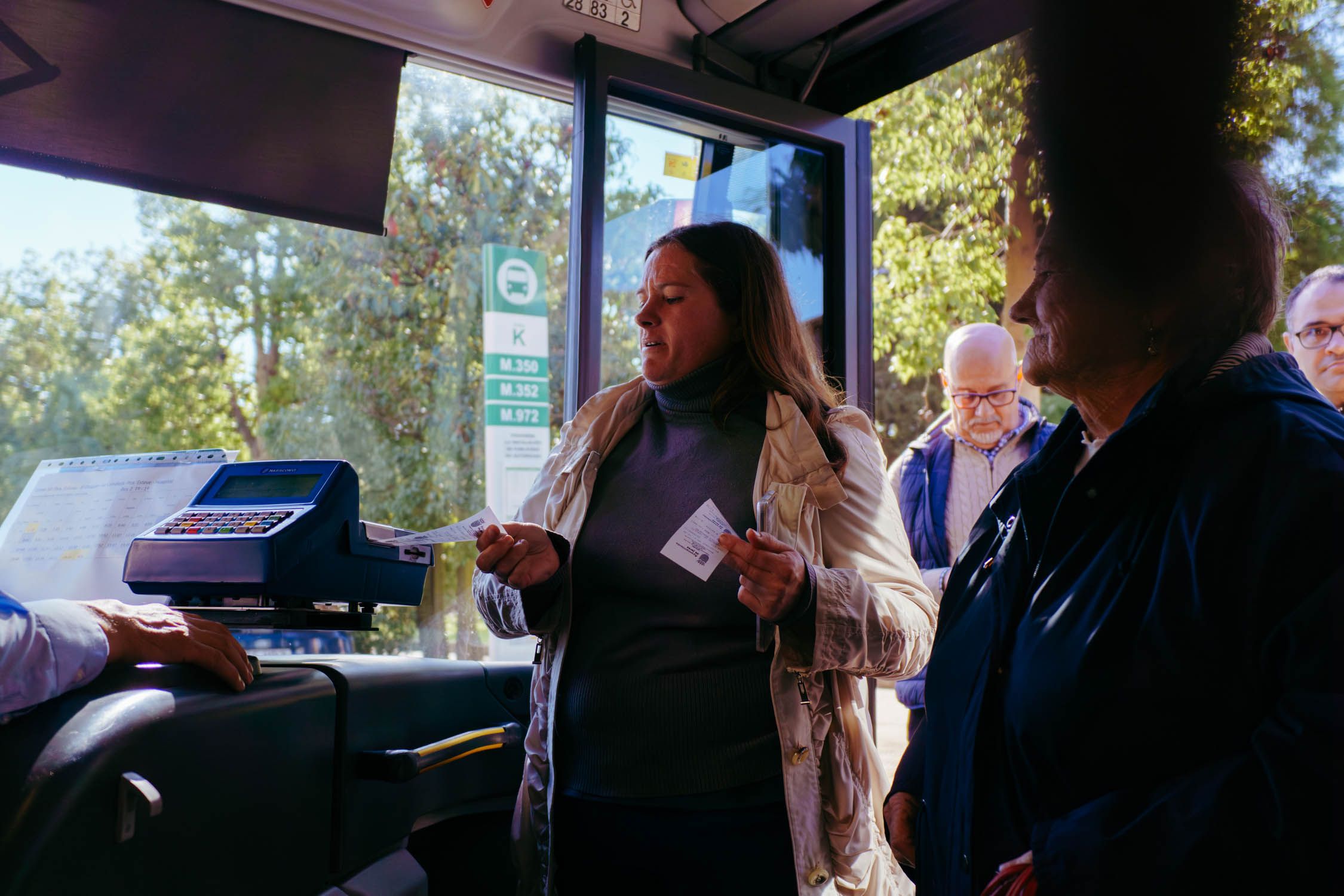 Una persona montándose en un autobús urbano en una imagen reciente.