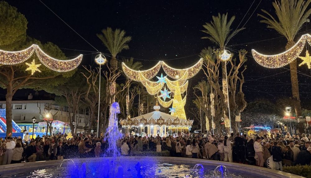 Alumbrado navideño en la a Alameda Alfonso XI de San Roque.