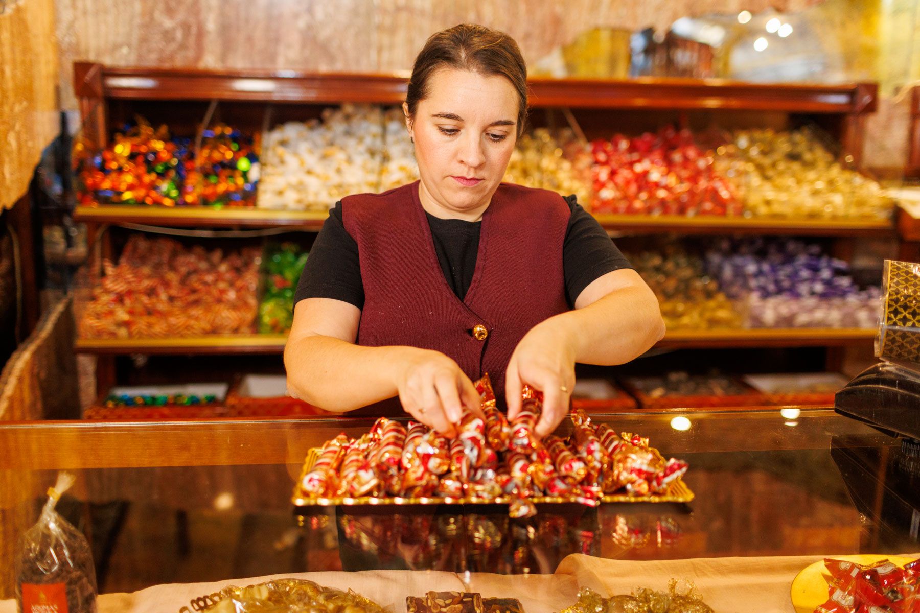 Apetitosos dulces de Medina Sidonia, en una tienda de la localidad.