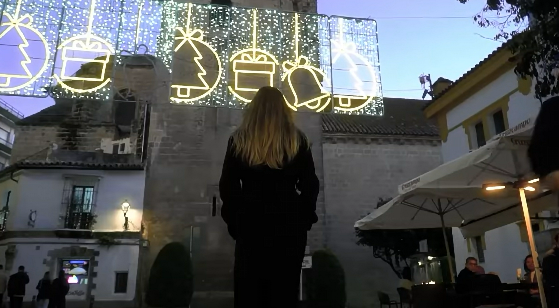 La cantante Belén Moreno, paseando por la plaza Plateros.