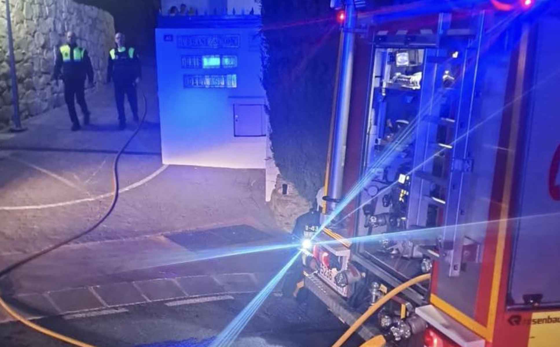 Intervención de los bomberos y de la Policía Local tras un incendio en una vivienda de Fuengirola.