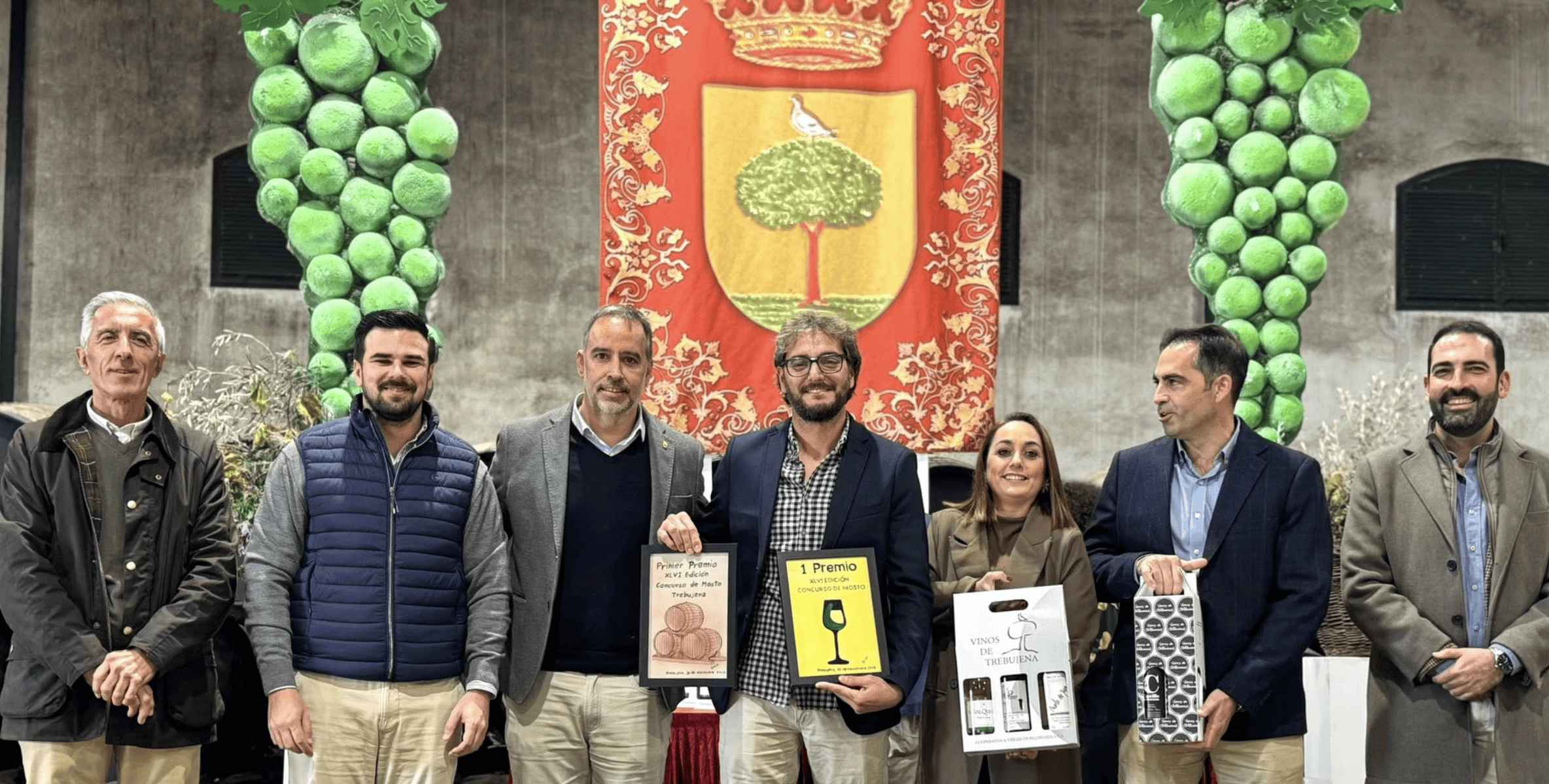 Foto de familia tras la entrega del primer premio del XLVI Concurso del Mosto de Chipiona.