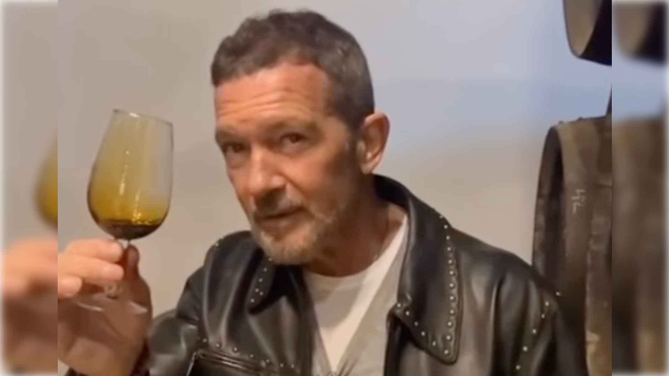 Antonio Banderas, con el vino de 1728 que ha disfrutado a su paso por Jerez. Antonio Banderas, con el vino de 1728 que ha disfrutado a su paso por Jerez.