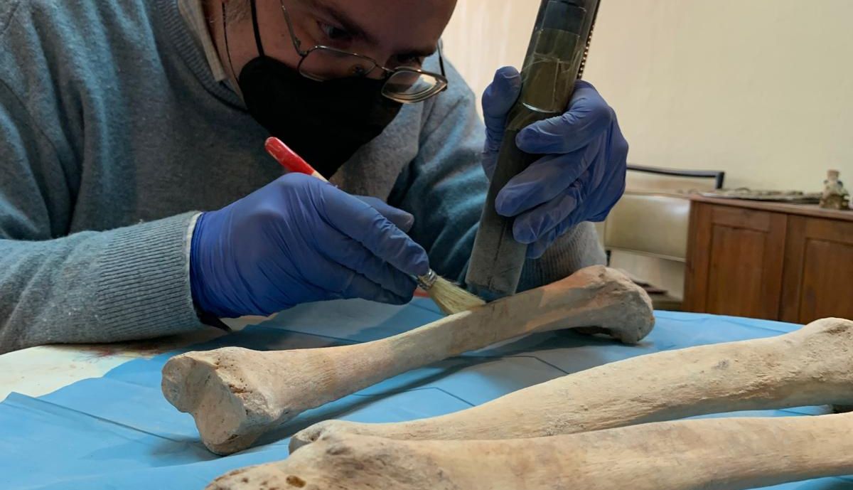 Gonzalo Castro estudiando unos restos óseos.
