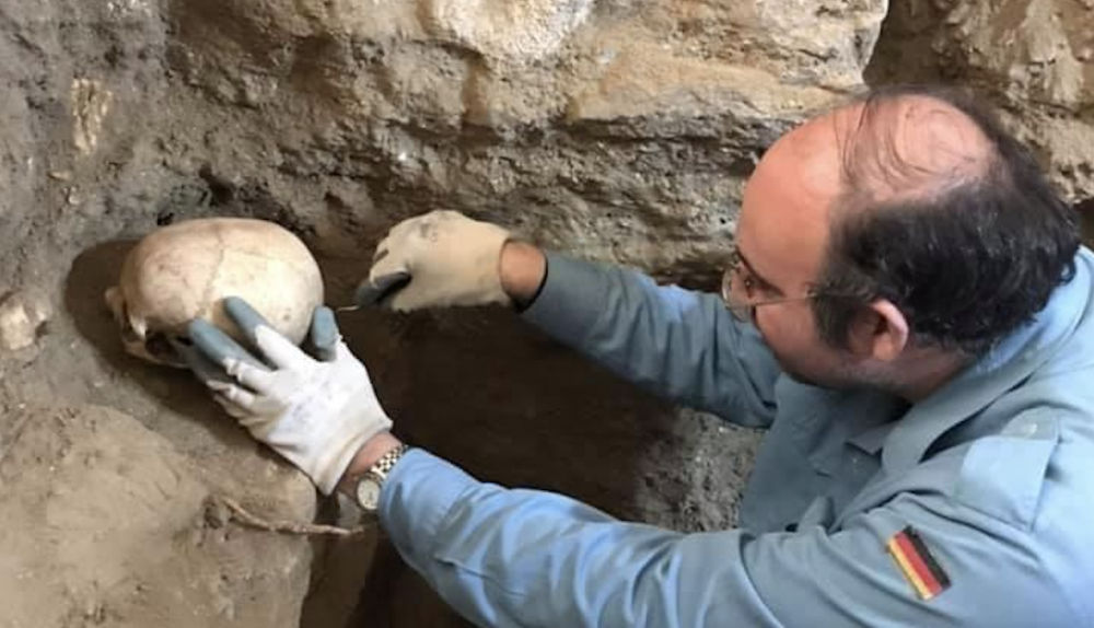 El arqueólogo en plena excavación en Jerez.
