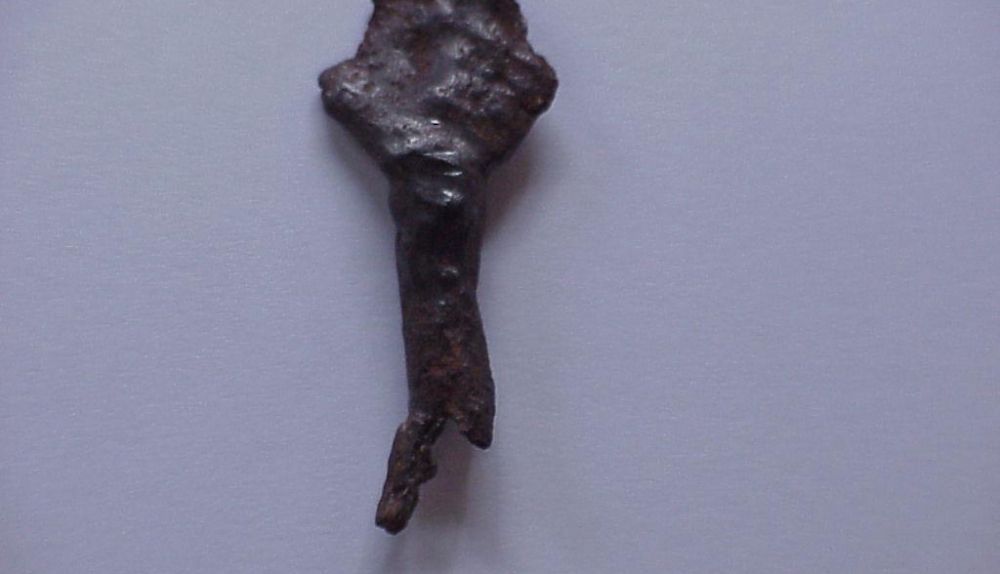 Detalle del virote d ballesta encorsetan trad en el pecho.