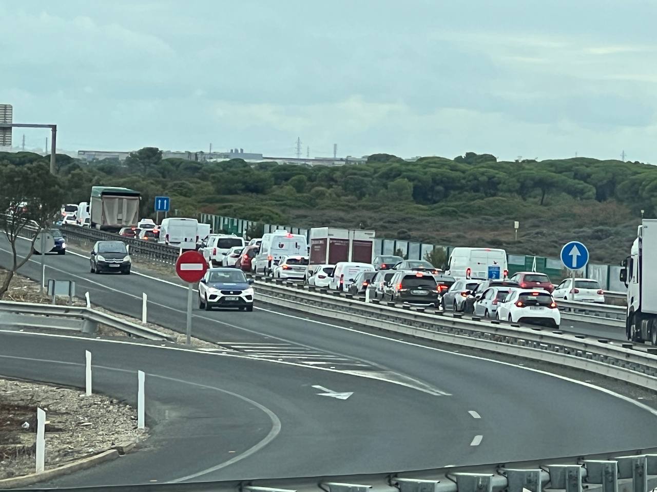 El atasco que afecta a la CA 32 entre El Puerto y Cádiz.
